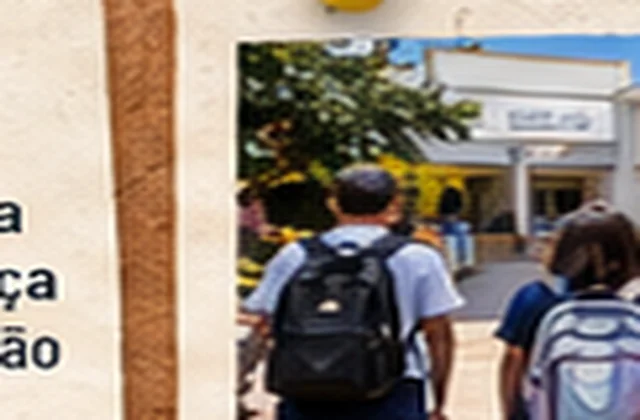 Estudantes com mochilas na escola municipal de Águas de Santa Bárbara